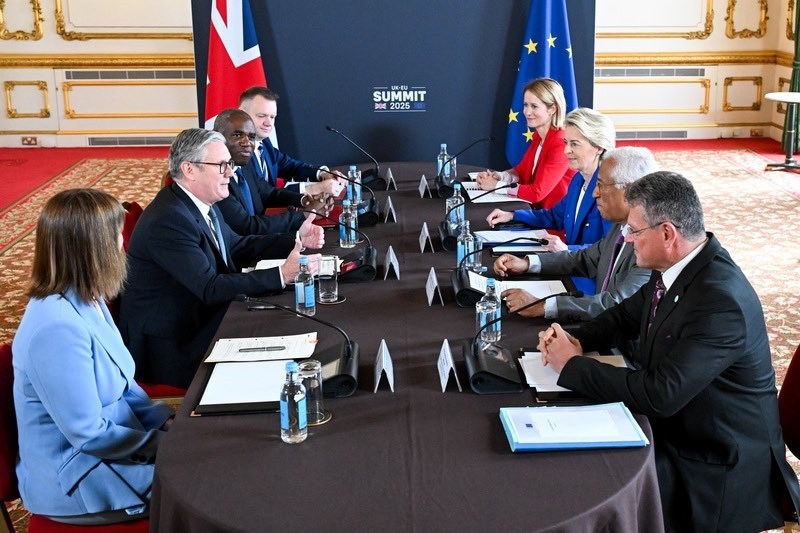 UK negotiating team sitting at a table opposite the EU negotiating team during the summit